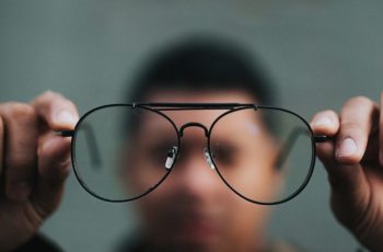 Photo par Nathan Dumlao man holding eyeglasses